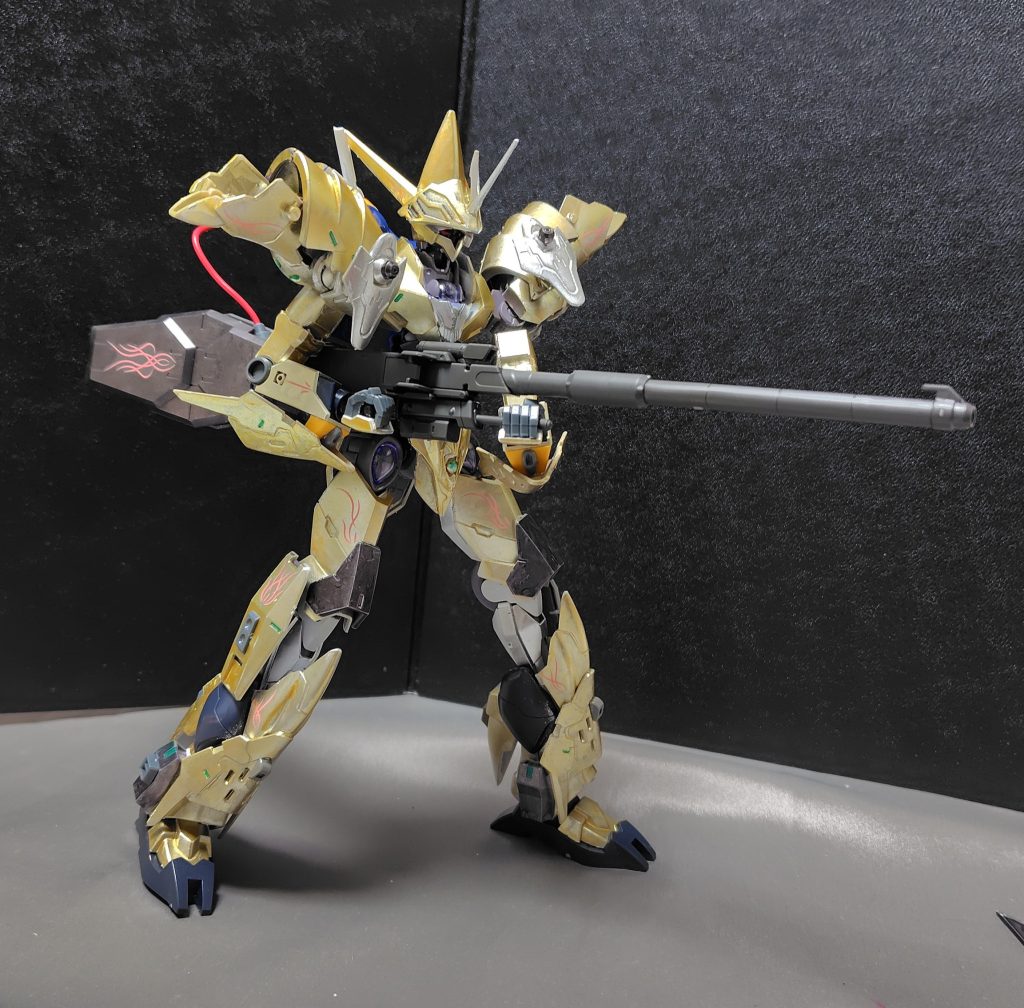 必殺武器のバスターランチャーも健在です。※バルバトスの滑空砲を利用しています。威力を抑える事で長距離狙撃が可能なランチャーモードと、広範囲を一気に薙ぎ払う高出力のバスターモードがあります。