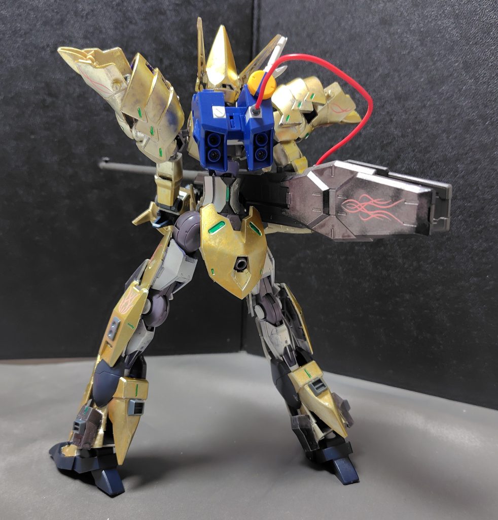 バスターランチャーのリアビューバスターランチャーにあるエネルギーチューブをバックパックに差し込みます。