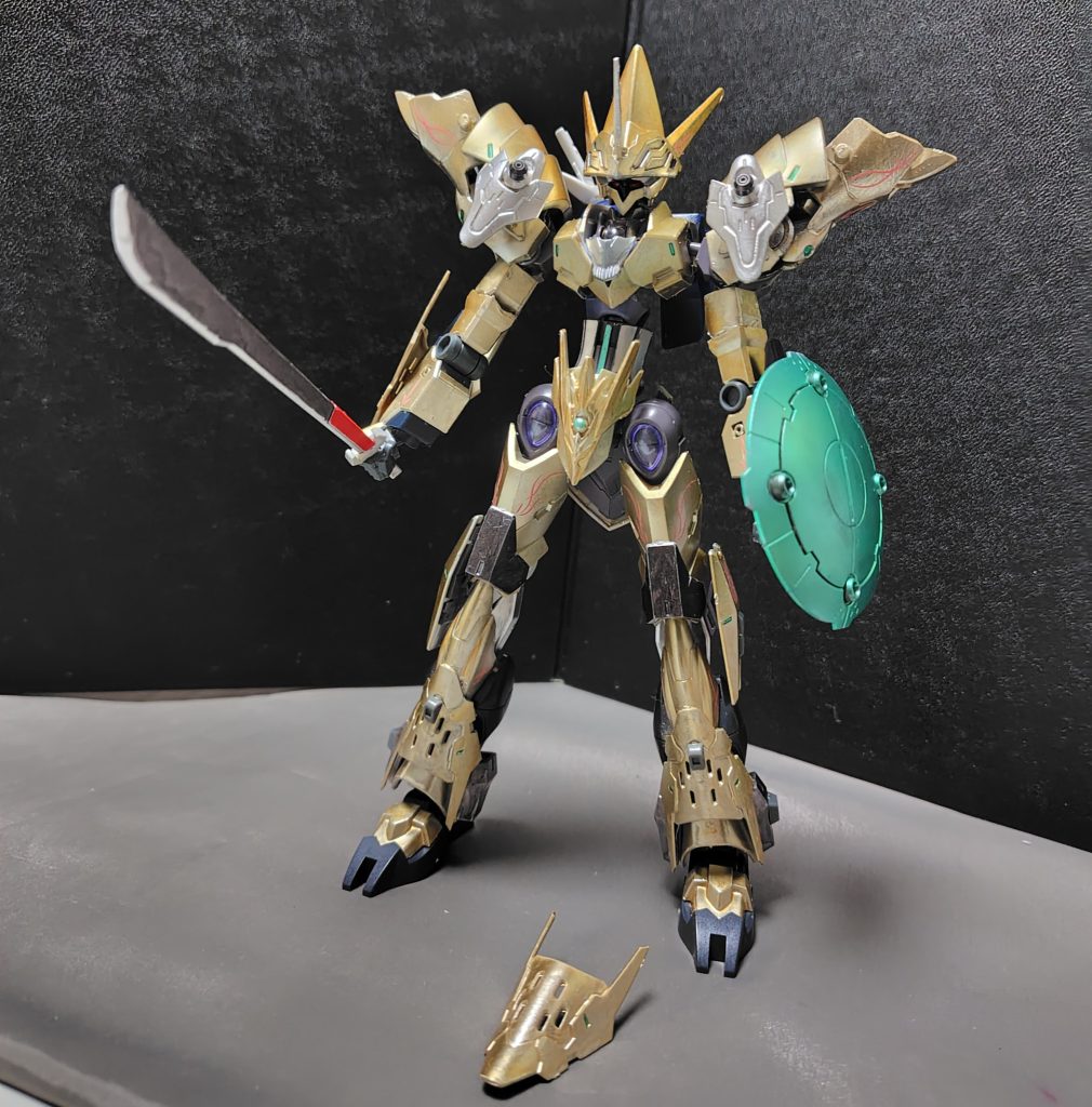 腕のガントレットは外せるので、シールド等を装着出来るようになってます。