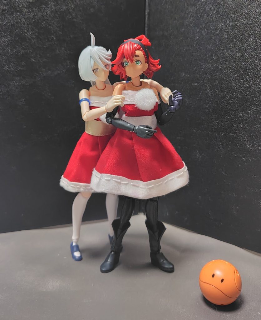 今回の作品は10日前にサンタコスを一つ作って、スレッタに着せてました。毎年巨人の星ネタさせるのも可哀想なので、ミオリネ用にもサンタコスを作って一緒にいさせようと思いました。