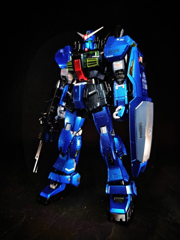 本機は対外的にはティターンズのフラグシップ機として開発された[14]。その意義は単なる戦術兵器に留まらず、アースノイドのスペースノイドに対する示威の象徴でもあった。ゆえにその完成式典に際しガンダムMk-IIは、ティターンズ側をして「我々の、我々による、我々のためのガンダム」と称されたのである[17]。また、主にスペースコロニー内部での戦闘を想定した設計となっている[18]。MS用新素材の研究が進まなかったため、装甲やフレームに旧来の「チタン合金セラミック複合材」を用いるなど、技術的に旧式な部分も少なくないが、全身にムーバブルフレームを採用した初の機体である[16][注 8]。脚部の可動部の露出が目立つのは、ビーム兵器を効果的に防御できる装甲が存在しない以上、重装甲化によって機体重量の増加を招くよりも、軽量化によって機動力を向上させ、被弾率を低下させるという当時主流となっていた設計思想に基づいている[19]。同時期の機体に存在したエネルギーサプライシステムはエネルギーCAP実装と、構造の複雑化を避けるため廃止された[20]。バックパックには4基のメインスラスターに加え、ビーム・サーベルホルダーを兼ねたフレキシブルバーニアスラスターを装備する。このスラスターを開発するにあたってタキム重工のトップエンジニアを技術士官として招聘するなど、破格の待遇で集められた[21]。また、脚部のムーバブルフレームは構造的に柔軟性を有してはいたが、構造材の強度に問題があったため、瞬発的な外力に対し剛性が不足していたとされる。このムーバブルフレームは合計6回にわたる設計変更が行われたが、問題点を解決するには至らなかった[10]。