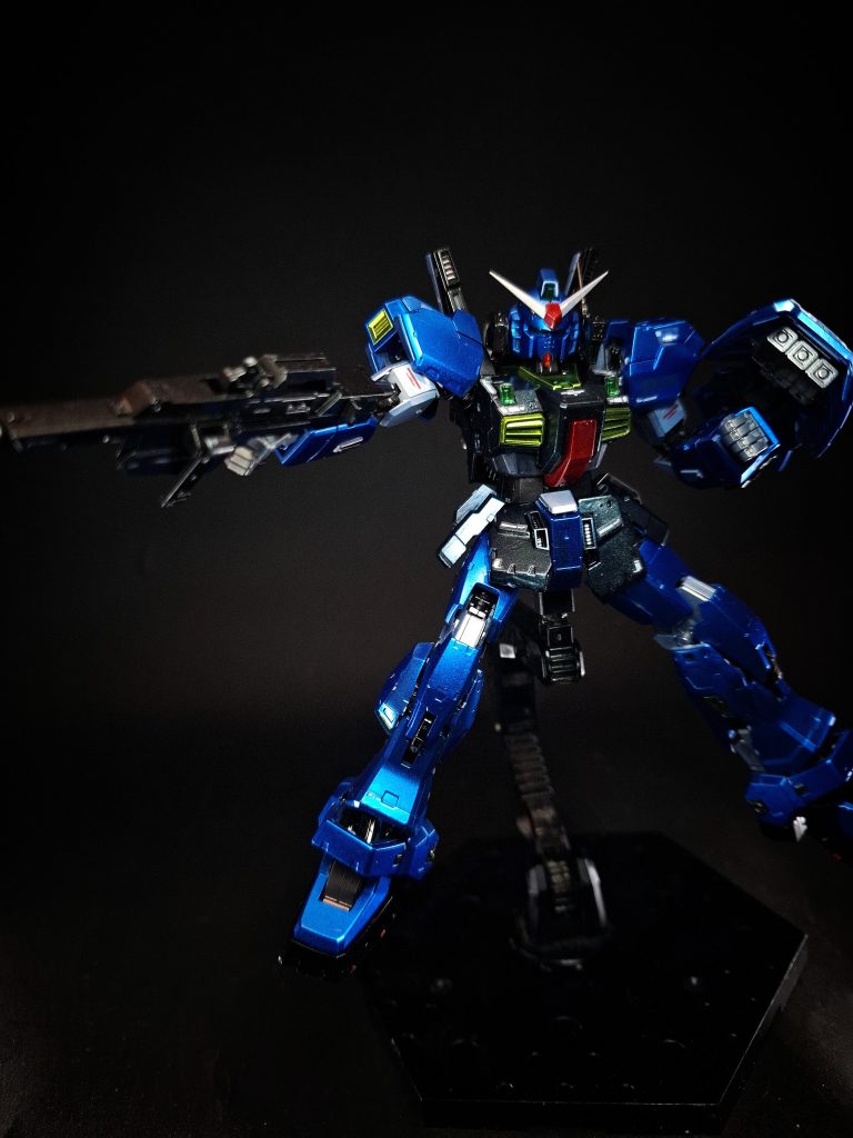 本機はフレーム材質の問題から関節軸の摩耗が生じたが、この偏摩耗の情報はデータ処理の優先度の関係から機体制御へ十分に反映されていなかった[注 10]。しかし、ムーバブルフレームの採用によって可動軸が増えたため、機体全体として偏摩耗による影響を無視することができなくなり、パイロットはこれを補正しながらの操縦を強いられた。これらの機体の不安定さが、後述する墜落事故をはじめとする事故の頻発の要因となっていた。後にエゥーゴはこれらの欠陥を改良し、本機を主戦力として活用した。結果として、本機はエゥーゴに強奪されることで本当の意味で完成したMSとなり、その性能を発揮することとなった。また、本機はコア・ブロック・システムを廃し、一年戦争末期に提案された球形コクピットを発展させた全天周囲モニター・リニアシートを採用している。コア・ブロック・システムは「機体制御」と「パイロットの保護」の2つの役割を兼ねていたが、イジェクション・ポッドの採用でこれらを分離することが可能となり、機体制御を四肢にまで委ねるというムーバブルフレームへと昇華した[19]。