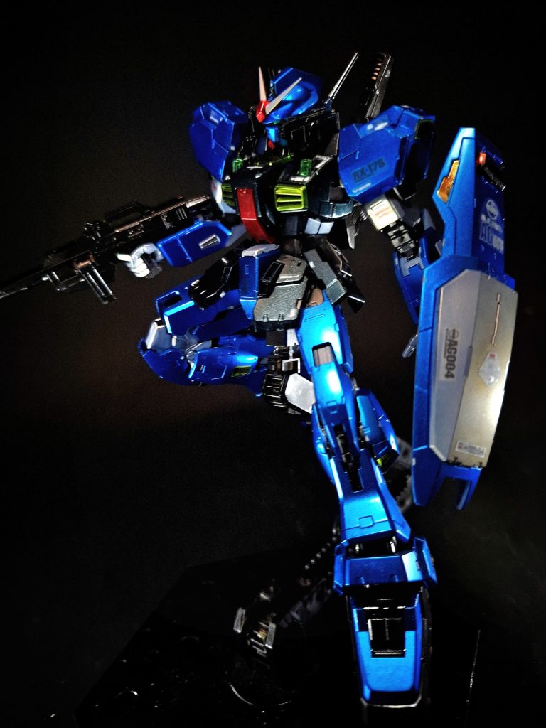 バルカン・ポッド・システム型式番号：VCU-505EX-Gry/Ver.009[14]（ティターンズ運用時期）[25], VCU-505EX-V・B/Ver.012[20], VCU-505EX-V・B/Ver.021[32]本機の頭部にはムーバブル・フレームを統合管理するプロセッサー・フレームが追加されているため、バルカン砲は外装式のオプション兵装とされている[20]。従来の機体では頭部に内蔵されているため装弾数が極めて少ないが、外装式にしたことにより[37]1,400発と増加している[38]。口径はRX-78 ガンダムと同じ60ミリ[39]。銃口は左側に斜めに2門あり（2門の砲口から交互に弾丸が発射される）、右側はマガジンで（バランサーを兼ねる）、この左右ユニットを給弾ベルトで連結した構造となっている[注 14]。左側側面と右側前面にリリース・スイッチを備える[注 14]。弾丸はカートリッジレスのため、空薬莢は排出されない[注 14]。通常のバルカン砲と同じく、主に近接防御に適するが、一部の例を除いてMSに致命打を与えることはできていない[25]。