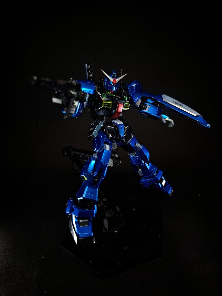 ムーバブルフレーム編集→詳細は「ムーバブルフレーム」を参照ジム・クゥエルの腕部やガンダムTR-1［ヘイズル2号機］のポッド可動フレームなどの技術をより発展させたもの[16][24]。このムーバブルフレームを全身に採用した機体は本機が初となる[16]。本機に搭載されたムーバブルフレームの構造は斬新かつ優秀で、同時期に開発されたリック・ディアスやプロトΖガンダムに搭載されたフレームの設計を凌駕している。そもそもジオン系MSはモノコック構造、連邦系MSはセミモノコック構造と設計概念が異なっており、この時代のMSは両者を必要に応じて使い分けていた[19]。純粋な連邦系技術のみで開発することにより、統一したフレームで機体を構成するムーバブルフレームの発想に至ったとも言われている[19]。ムーバブルフレームは装甲や武装を機体の基本構造（フレーム）と分離させることによってフレーム自身を可動優先の理想的な構造に設計することが可能であり[19]、装甲は可動に応じてスライドしフレームを保護するものである。これによって機体の運動性能が大幅に向上し、メンテナンス性も向上することになった。このムーバブルフレームにはフィールドモーター技術が使用されており[19]、フレーム自体が伸縮するうえ、ねじれることでストレスを軽減することが可能である。また、フレーム各部に設けられたヒンジやシリンダーは自重や加速、衝撃時の応力を分散させる機能も兼ねている。フレームには各種のセンサーが内包され、得られたデータを頭部に設けられたコ・プロセッサーを介してメイン・プロセッサーに伝達するとともに[19]、プロセッサーから各アクチュエーターに指令を出し、応力や衝撃の分散を最適化する機能を有している。しかし、これらのデータはメイン・プロセッサーで統制しきれないほど膨大な量であったため、データに優先度を設けて処理がおこなわれている。 