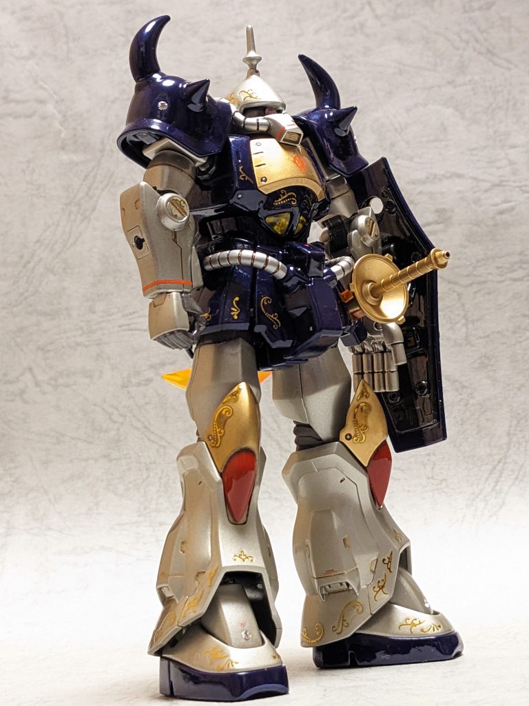 反対側からのショット。マーキングやラインデカールは元デザインでは赤が使われてましたので、赤いものを使いました。胸クリアパーツ周りのラインはさすがに難しかったので、それなりにラインを付けているのですが、紫のパーツに付けたのは近くで見てもかなり分かりづらいです。暗い色に透けない赤のデカール探すの難しいですね。