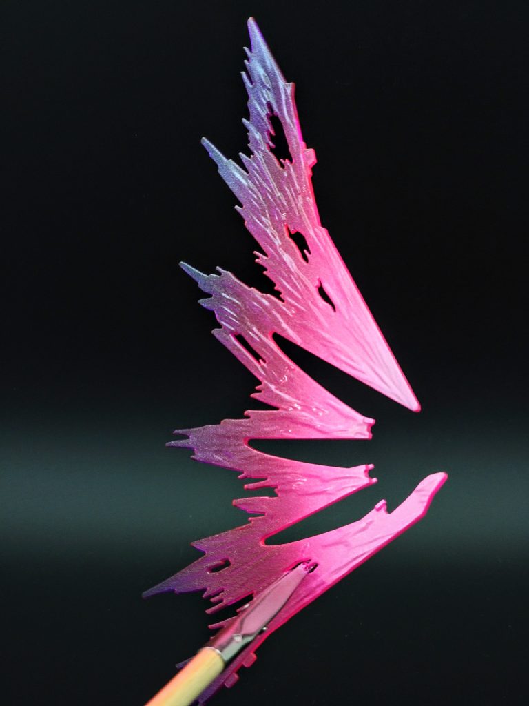 光の翼はホワイト、蛍光ピンク、蛍光ブルーグリーン、ガンダムマーカー月光蝶ホロでグラデーション塗装しました。