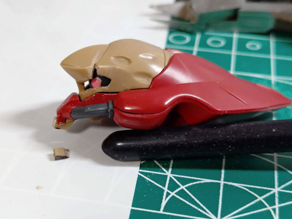 頭部を削って『傷顔』の完成であります。顎も削って顔が深く引くようにしたであります。