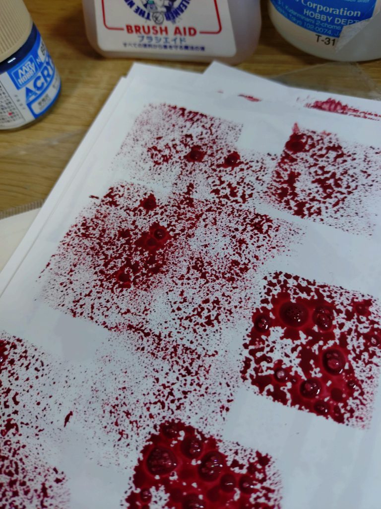 鋳造表現は溶きパテや接着剤を使う事が多いでありますが、ニオイが気になるので今回はアクリジョンでの塗装で表現したであります。スポンジで叩いて塗るであります。右下くらいの少し塗料が残った加減がムラが大きく金属っぽくなるので好みであります。暗め→中間→明るめの3色を重ねて塗ったであります。ここまでご覧下さりグラッツェであります。