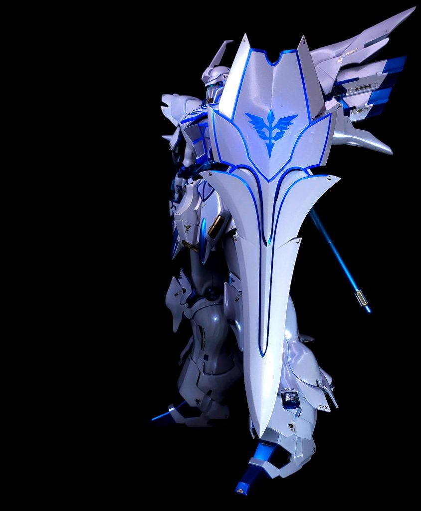 エングレービング 青い部分は全て蛍光キャンディ ガイア EXブラック ↓ ガイア スターブライトシルバー ↓ ガイア クリアブルー ↓ ガイア 蛍光ブルー ↓ 水性ホビーカラー ホワイト ↓ 水性ホビーカラー パール ↓ マジックリンで剥離 コレ難題でした。 水性ホビーカラーがUV透過しちゃうんですよ。 塗り方工夫して解決しましたが、3回やりなおしました。 詳しく知りたい方はコメント欄へコメントください。