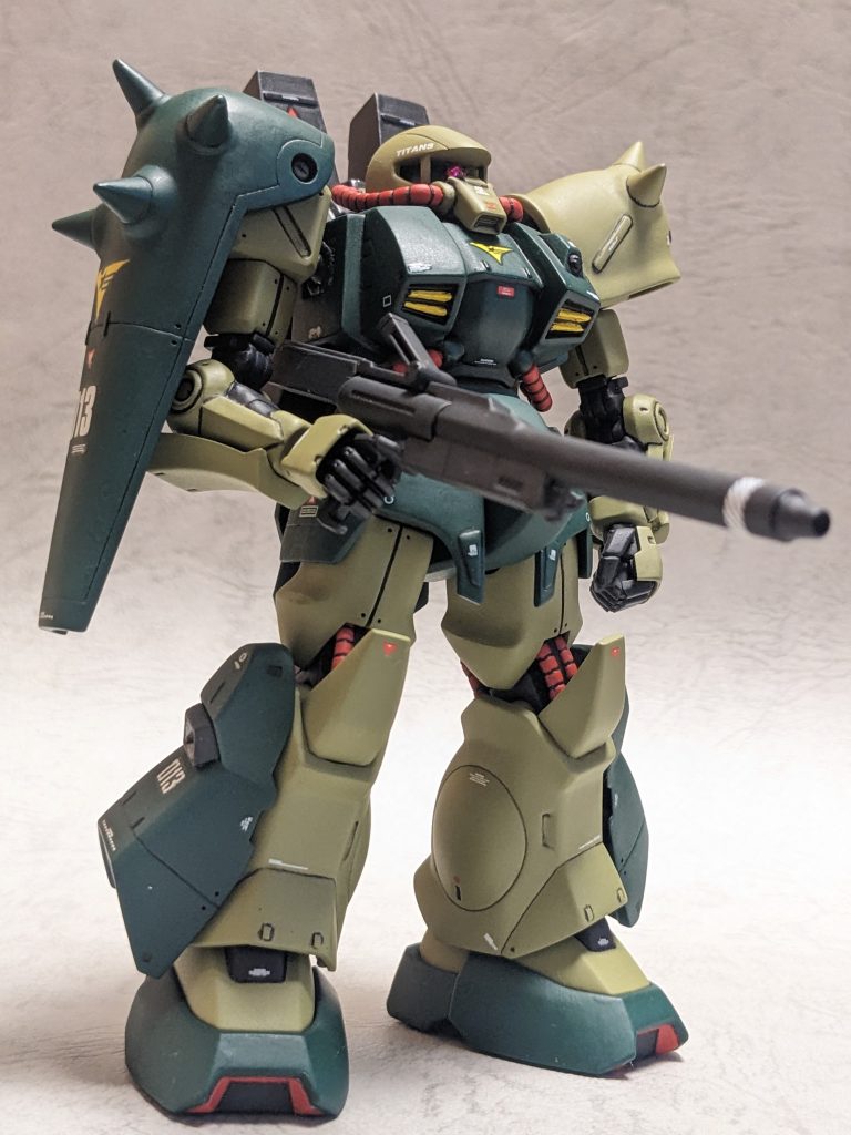 反対側からのショット。設定画と同じ感じで写真が撮れると嬉しいですね。ビームランチャーは昔キャンペーンでもらえた奴を砲身伸ばして使ってます。右肩パーツはhgucハイザックの左肩パーツを加工しました。設定では縮められるんですよね。さすがにそこまで再現出来ませんでした。