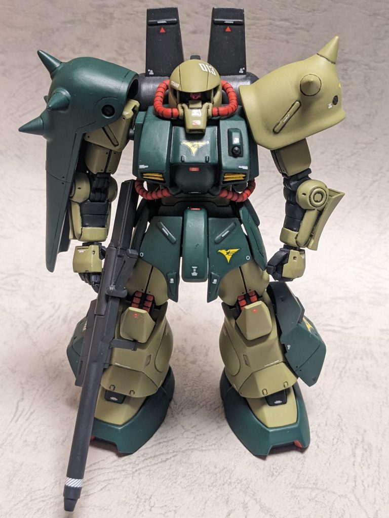 正面俯瞰のショット。最近出たプレバンのハイザック・カスタムもカッコいいですが個人的には設定画通りのデザインのhgが出てくれるのを期待します。