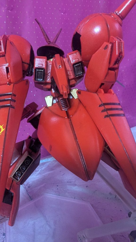 背中のスラスターは少し寂しかったのでコトブキヤのダクトノズルⅡのパーツでディテールアップ。塗装の雑さも浮き彫りになっております(苦笑)