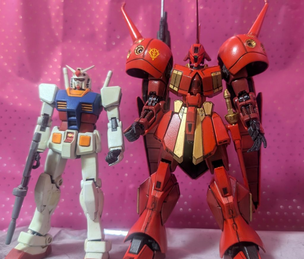 過去作のガンプラ体験版1/144ガンダムとの対比。第一次ネオ・ジオン抗争時の機体だけあってデカいです。