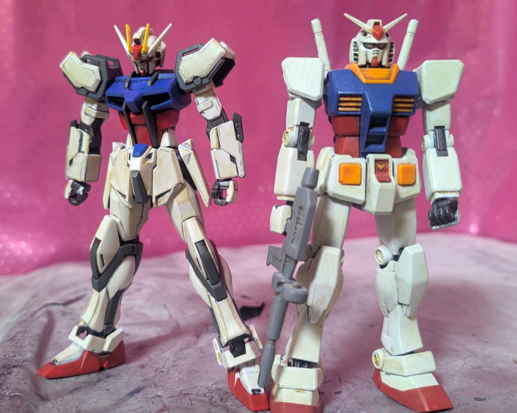 ガンプラ体験版1/144ガンダムとの対比。大きさは同じ位でもガンダムの方が骨太で、ストライクはスマートですね。