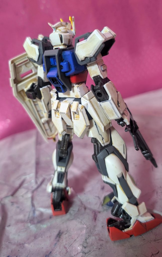 ガンダムマーカーでの墨入れ&ガンダムマーカーぼかしペンでウェザリングし、水性トップコートつや消しで仕上げています。