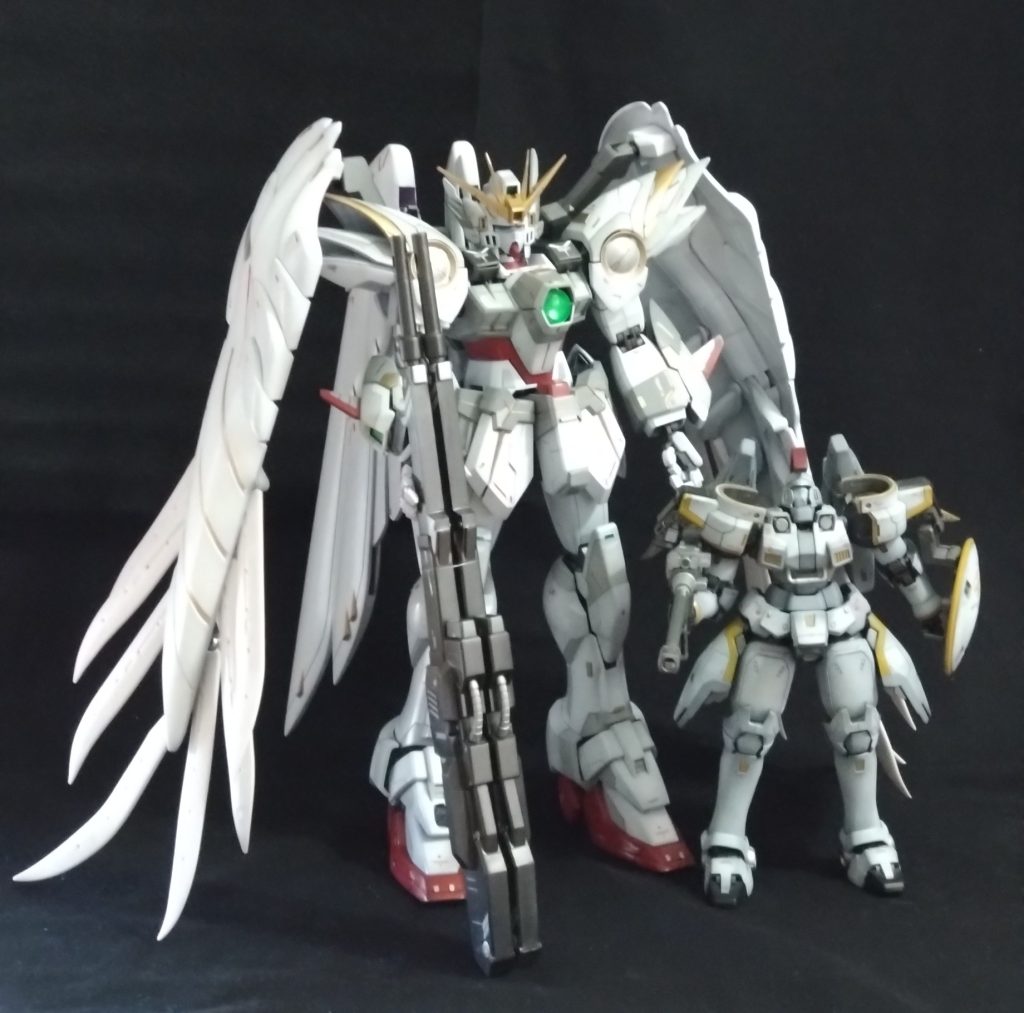 どデカいです。MGトールギスの倍あります。ウイングを広げると70cm級になり、独り立ちでバランスを取るのが難しかったです。宇宙空間では問題ないですかが、地上ではバランスを取るのに一苦労です。画面に収まらないので全体の撮影は広角でした。どこに飾ろうか。宙に吊るすしかなさそうです。