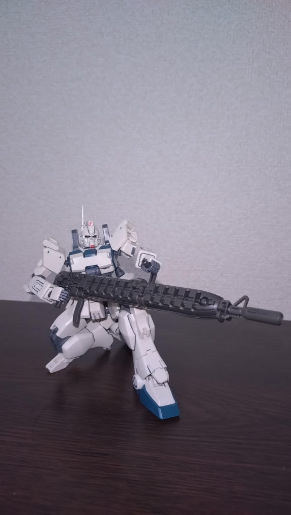 膝立ち状態でライフルを構えることも出来ます。意外と似合ってる。