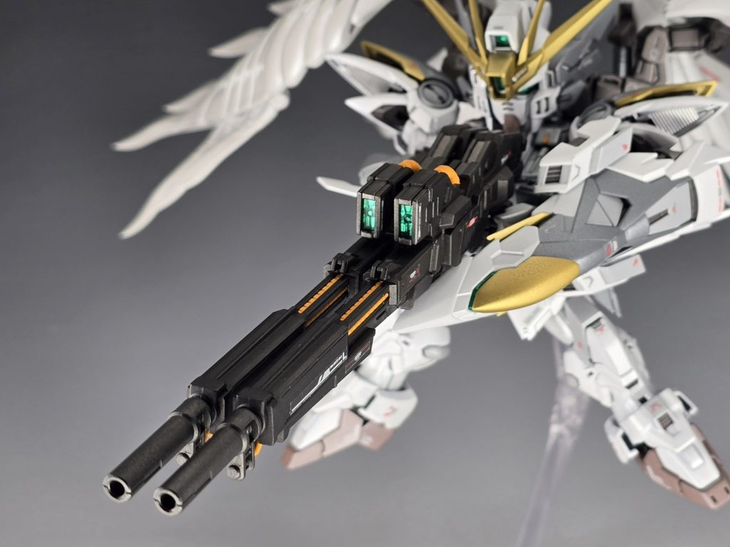 ツインバスターライフルはメタリックをメインに、差し色でオレンジを入れていますオリジナルギミックであるバレル伸縮部にもオレンジを