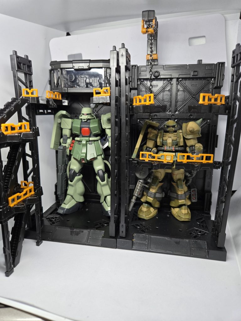 試しに設置してこんな感じにザクFZはガンプラHG、湿地ザクは食玩Gフレームです。
