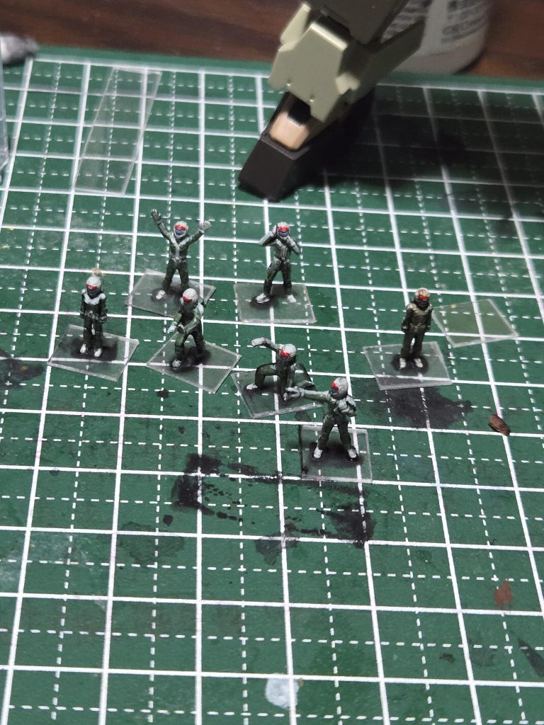 プラ板で台座作って細かい仕上げ、遠目に見たら『らしく』見えたらオッケー(((^_^;)