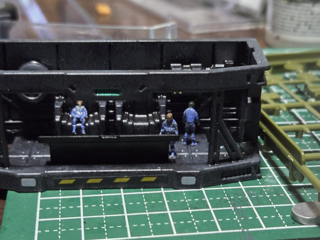 少々小さめですが司令室内には百均兵隊さんのフィギュアです。アップで見ないとわからないくらいだし(((^_^;) 