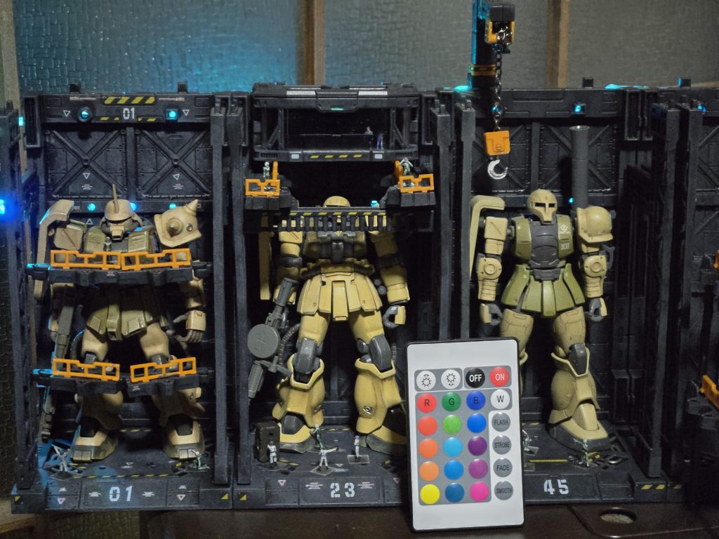 DAISOで買ったテープライトってのを背部に貼り付けてます。リモコンで色々操作できます。