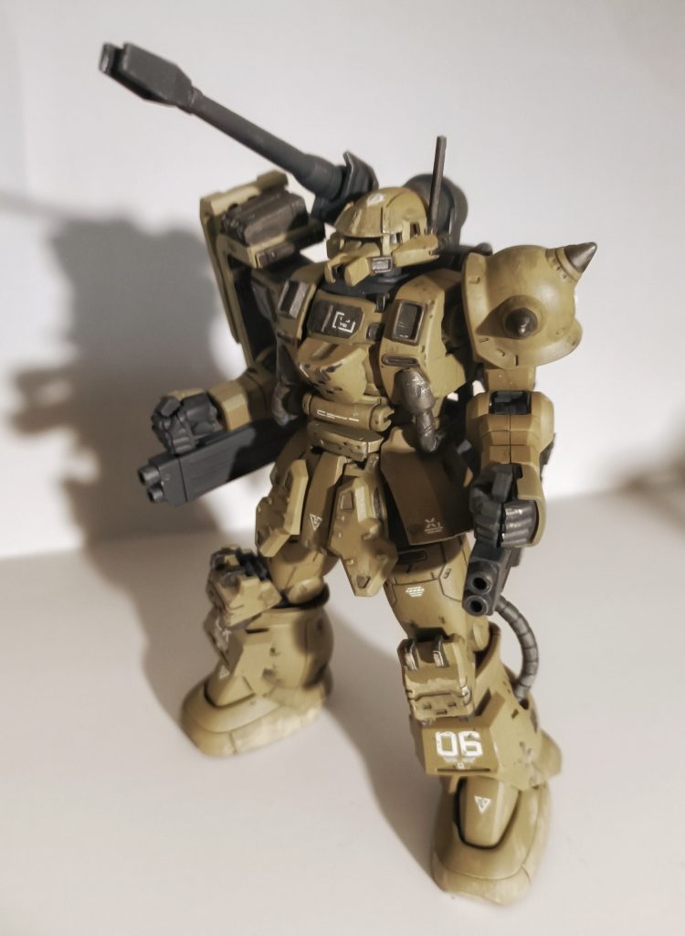 胸部下の動力パイプも胸の左右に移動コクピット、フロントスカート、脚部前面などとにかく前面に増加装甲が集中するようなイメージで制作しました。