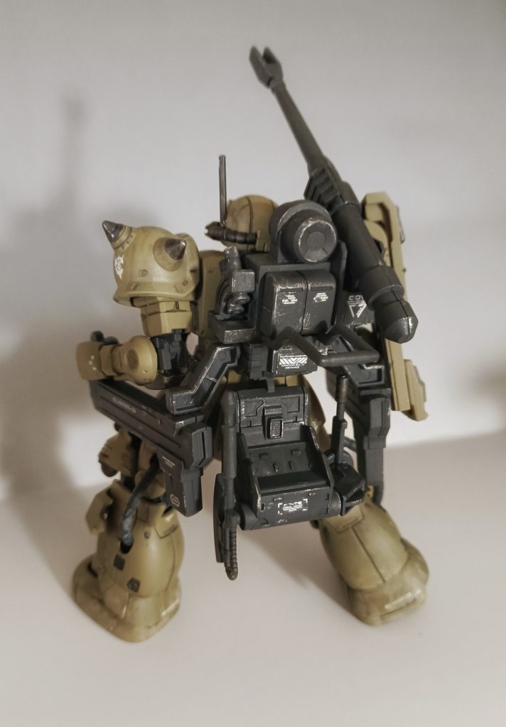 背部スカートに小型コンテナを装備　コンテナ横にヒートホークと対歩兵用機関銃