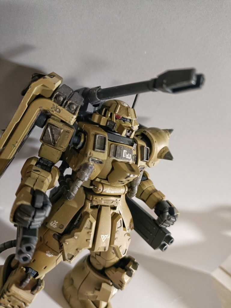 庇部分にプラ版で作ったカバーを被せて目つきが鋭くなるように調整しました。ダクトもまるごと切り飛ばしてザクキャノンのようなダクトを目指して制作しました。