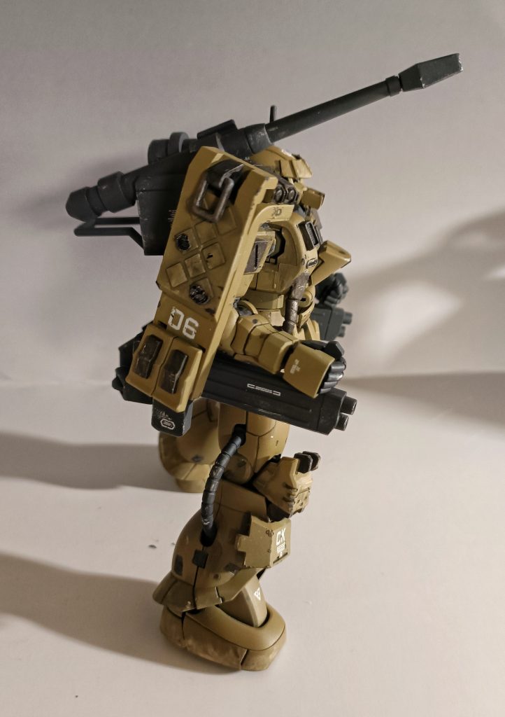 シールドにも増加装甲のようにジャンクパーツを被せました。はんだごてで弾痕もつけてみました。