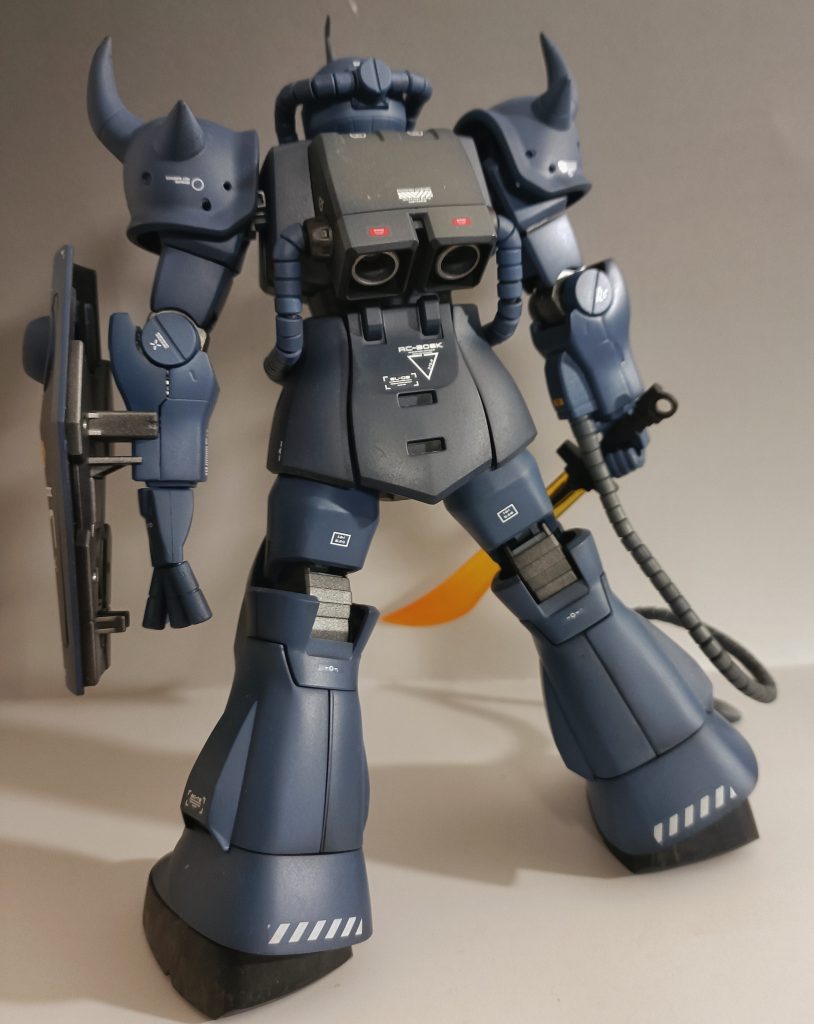 デカールが前面に集中し、逆に背中側のデカールは控えめになった印象