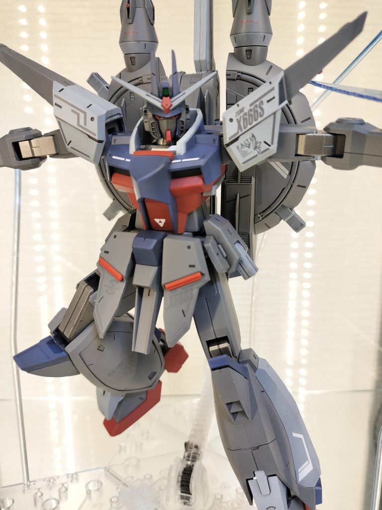 グレー色を濃くしてデカールが一体化してしまったのが残念です、、 