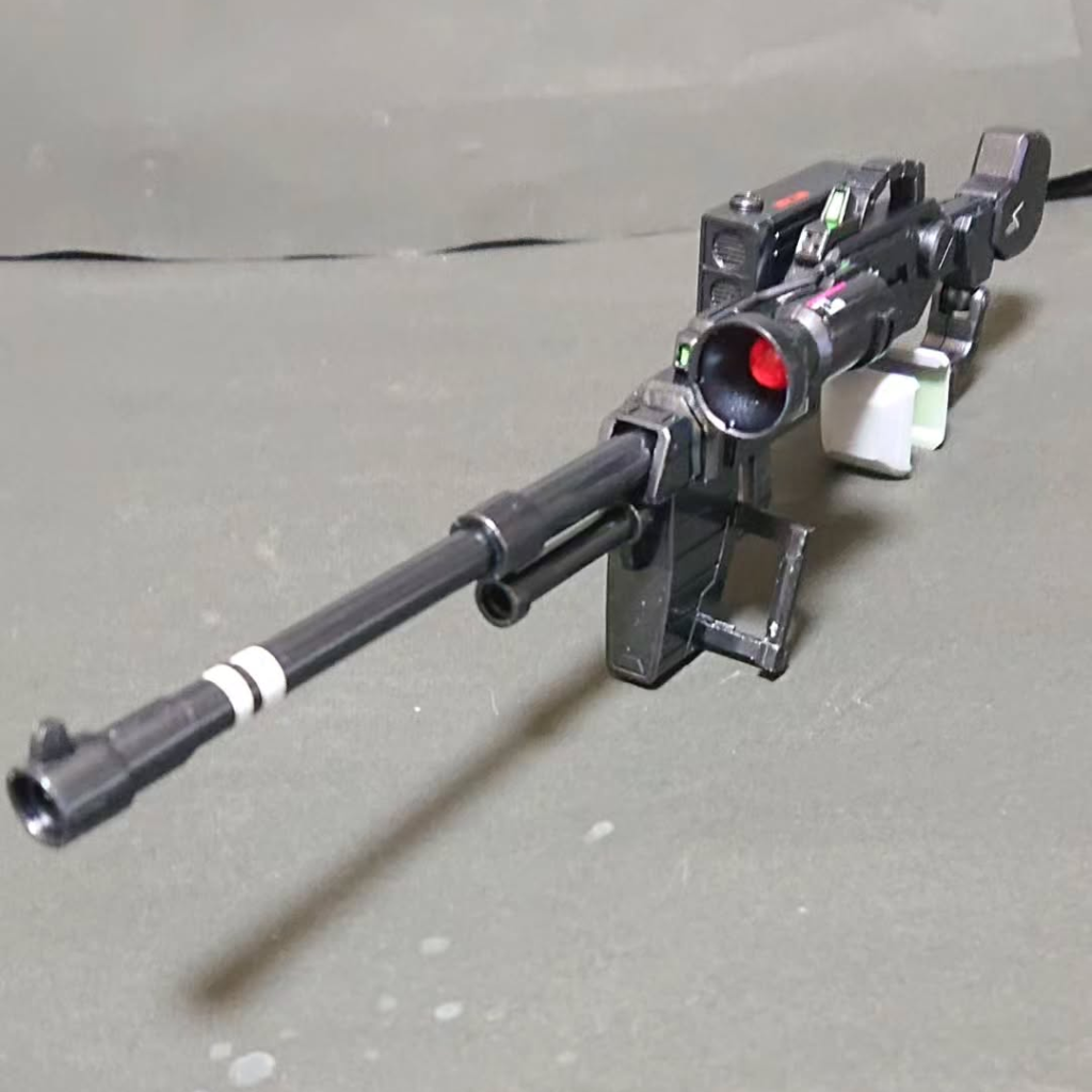 銃身、ボディーはスクラッチでスコープと外付けジェネレーターはザクのフットミサイル、ジムに付属のロングレンジライフルから拝借。肩と直接接続して角度調整出来るように可動軸追加。