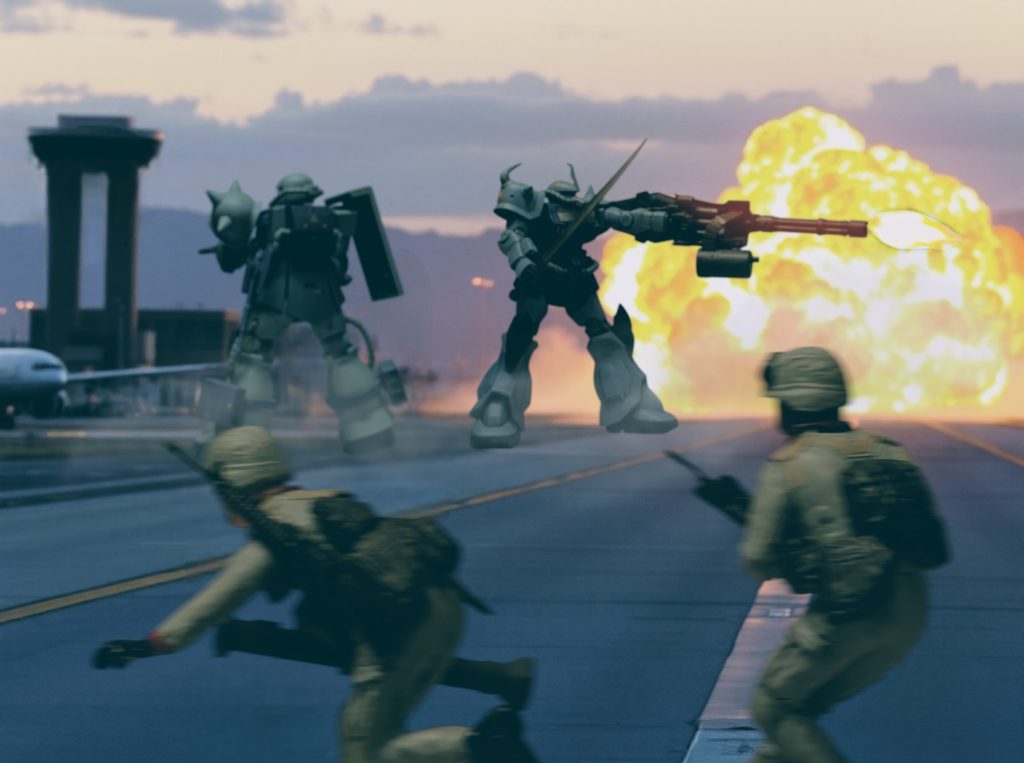 基地奇襲に守備隊が慌てふためく中で確実に基地を攻撃していくグフカスタムとザクのコンビを画像加工で遠くにいるように配置しました。手前の兵士たちはタミヤの現用米軍歩兵を連邦軍風に塗装してます。