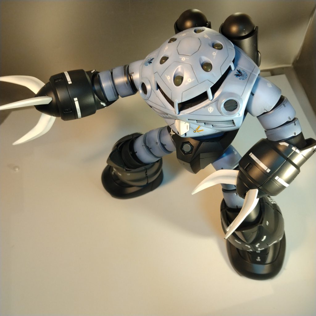 スジ彫り入れてからのグラデーション塗装です！