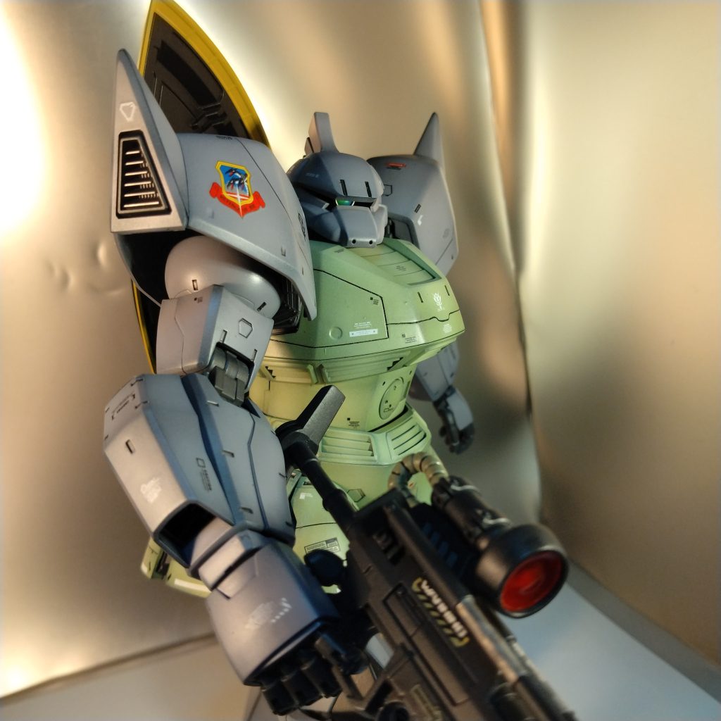 個人の趣味でモノアイの受けをメタルにしてモノアイは反射するグリーン系に変えてます!肩の横のダクトの塗り分けは少し面倒でした!(笑)ちなみにライフルのセンサー?スコープ?の赤の部分はレジン液使ってます!