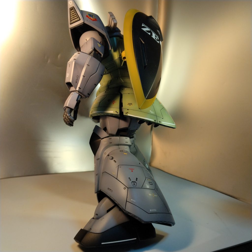 画像ではグレーにしか見えないと思いますが!サフ、ブラックから以降は紫の強いグレーからスタートしてグラデーションで色を足して塗り重ねて現在の色にしてます