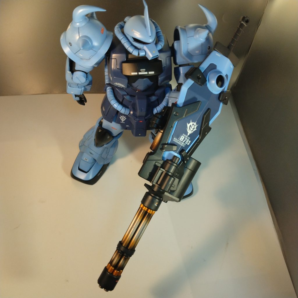 ガトリングのバレルは焼けた表現で塗装して他は前のグフカスタムとは色を変えてます！