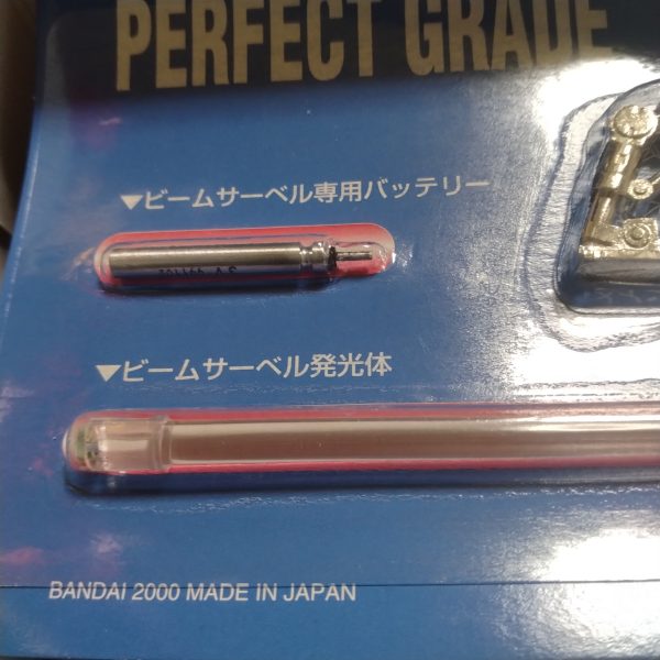 何故に！メタルパーツなんだろう！（笑）結局塗装したらメタルもプラスチックも一緒じゃんって思うのは私だけなのでしょうか！（笑）今回もビームサーベルは光り物みたいですが！これは前回のガンダム同様に触りません！（笑）新品のまま依頼者様に送ります！パーツをざっと見ましたが！パーツ見ただけでプラの質感等で何のキットが販売されていた頃のキットなのかが直ぐに解りました！（笑）長く生きてるおっさんならでわの特殊感覚です！（笑）でもこれって意外と大事なんですよ！（笑）どの時代頃の！どんなクセの！見たいな物を記憶してると役に立つものなんですよ！（笑）日曜から開始と言ってましたが実はグフカスタムやってる時から体調壊してまして！（笑）もうちょい横になっちゃいます！月曜日中には触りだすと思いますので！それでも日曜から始めると言っちゃった手前何かしら画像上げようと上げました！（笑）（2枚目）