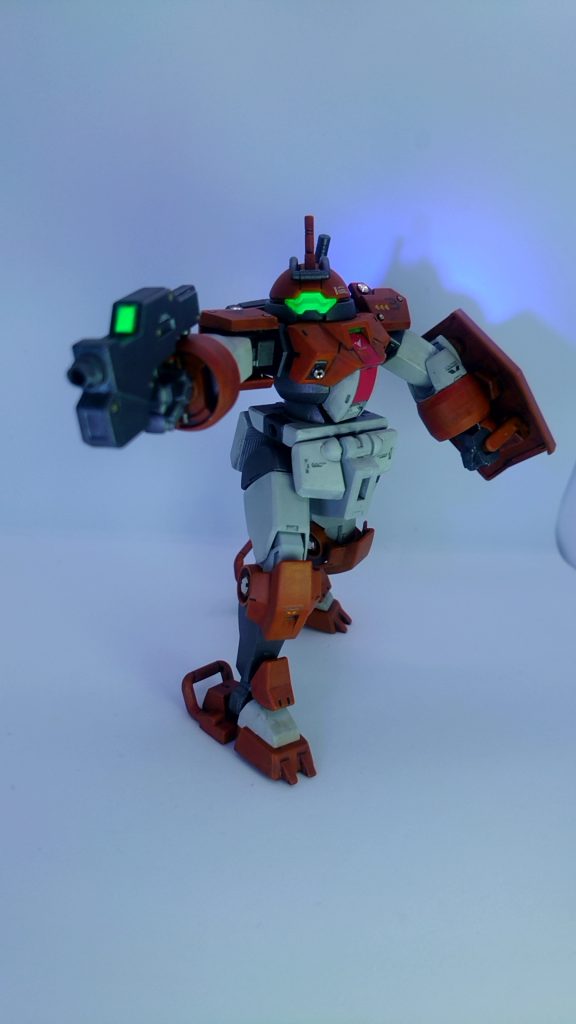 HGデミトレーナー。暗いところで見れば…赤っぽい…か?(-_-;)