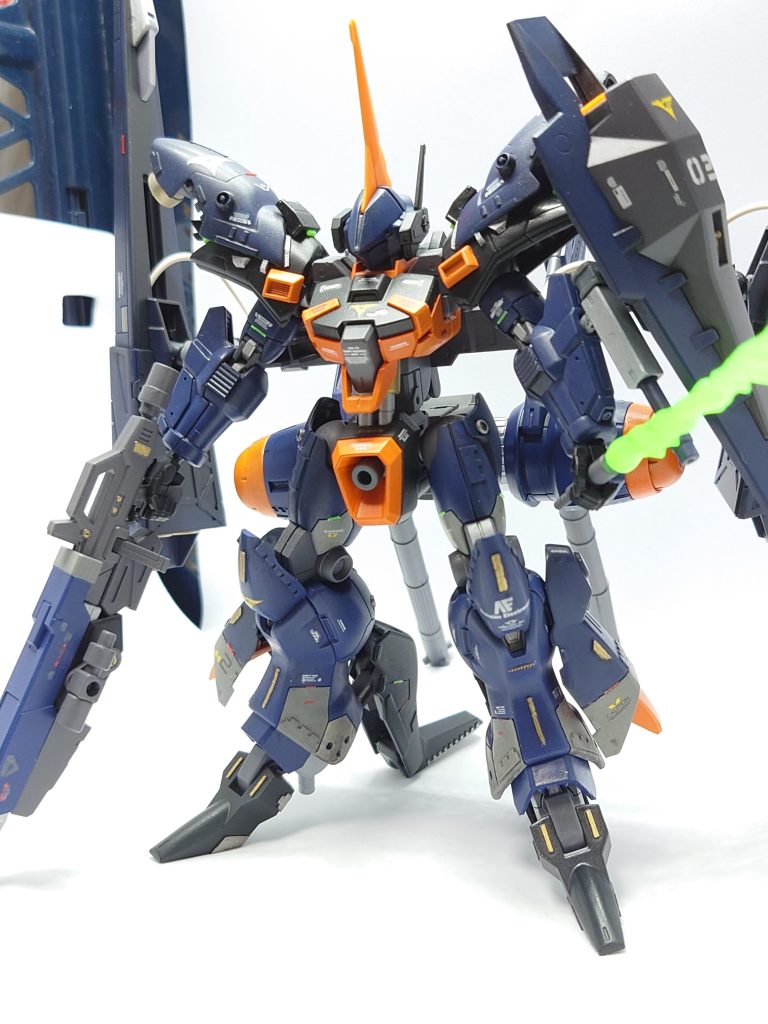 多数のスラスター、アポジモーターを機体各部に分散配置することで高い運動性を確保。脚部はアナハイム系スタッフが設計しており、ソール部分は独自の形状によって近接格闘での初期運動速度の向上を図っている。この部分は高い強度であり可変させることでクローのように運用することができる。