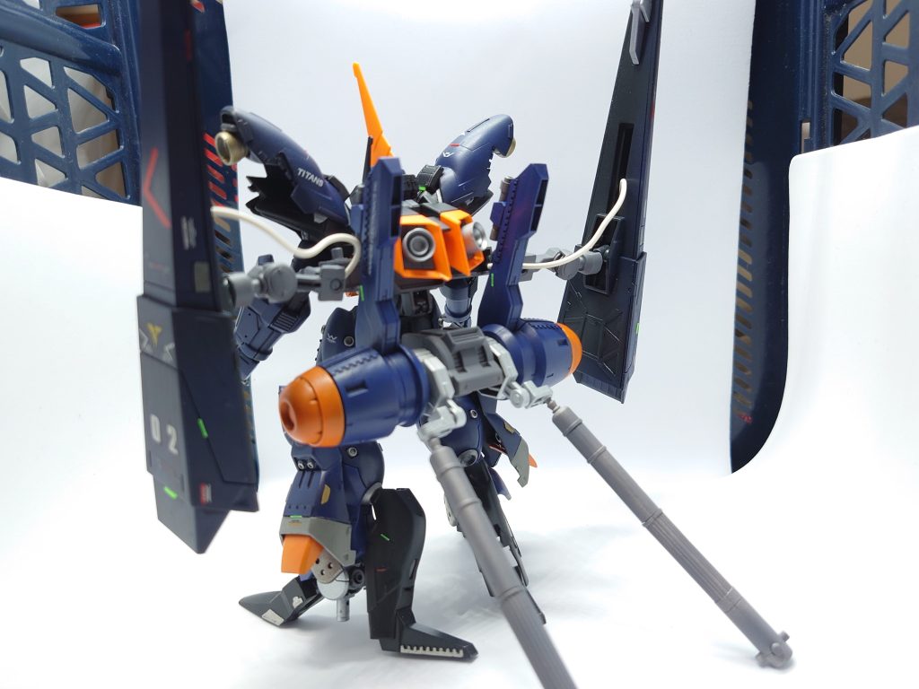 リアアーマー 多目的パワーユニットマークII、及びマラサイのバックパックを参考に開発されたユニット。追加ジェネレータのみならずスラスター、プロペラントタンクの機能を有し、消費の激しい武装のエネルギー問題をカバーしている。