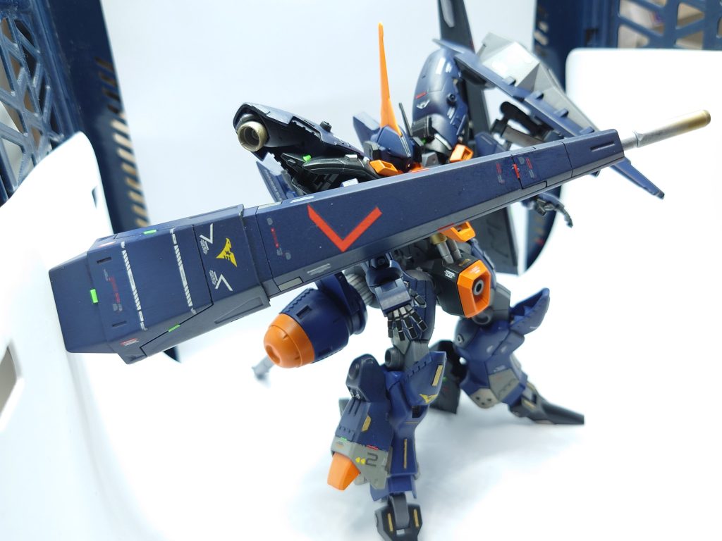 ムーバブルシールドバインダードラムフレーム直結のフレキシブルフレームによって柔軟に防御姿勢を維持する。挙動は機体に搭載されている高次元教育型コンピュータの一種とされる「ラビットイヤー」によってオート制御されるようだが詳細は不明。