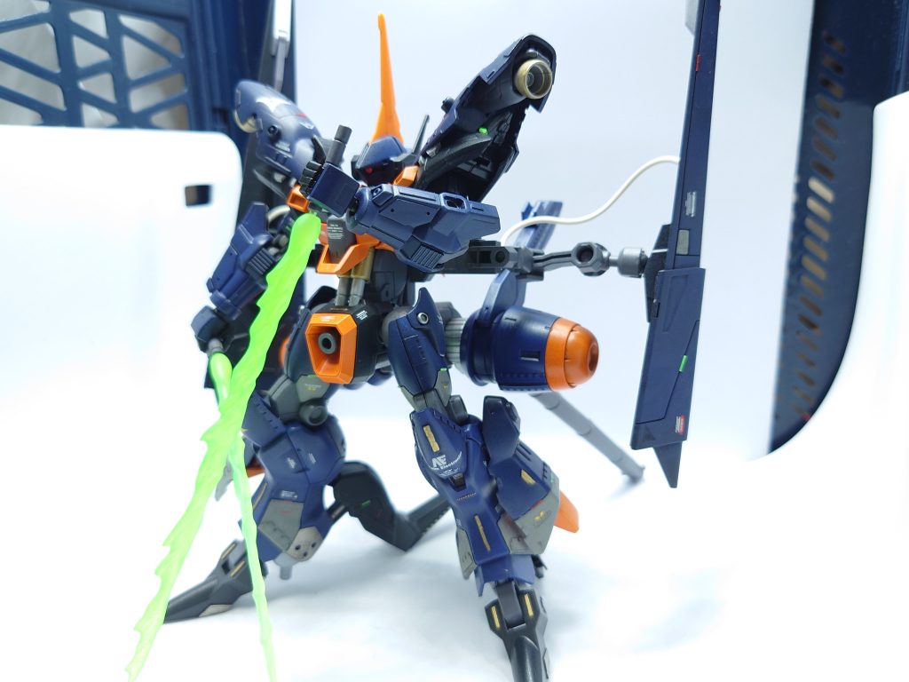 通常のビームサーベルを圧倒するべくパワーリミッターを解除しており、機体の運動性と相まって格闘戦での優位性を確保する。