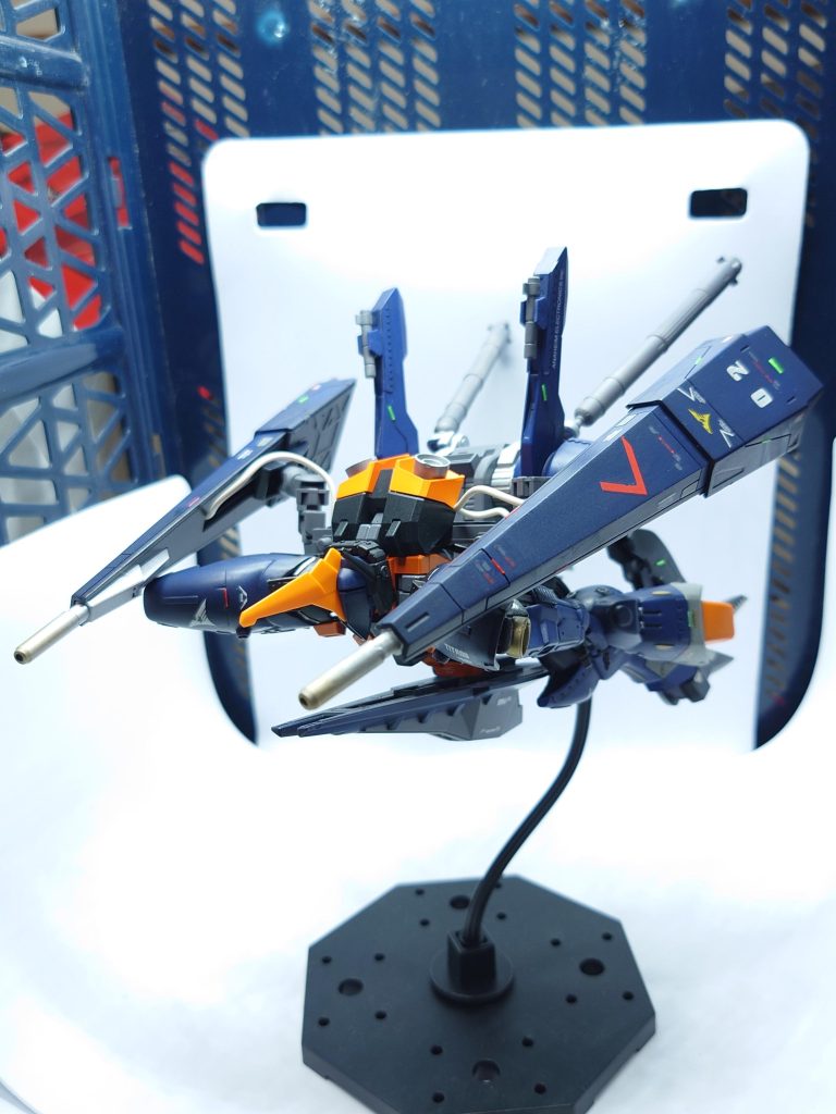 バーザム・スパルナ 強襲追撃形態股間部マルチラックにシールドブースターを接続し胴体正面を隠すように変形、脚部を簡易変形させ各部スラスターを同一方向に集約することで飛行推力を確保する。