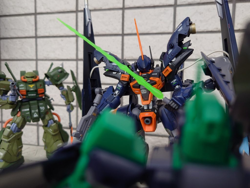 「エゥーゴの残敵は残り数機、このまま押し込む!」 「これが噂の新型、ネモではパワー不足か」