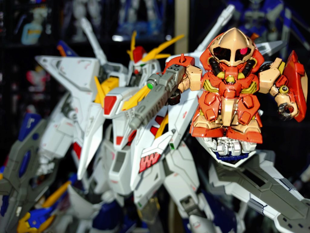 HGクスィーガンダムの手に乗る大きさ。