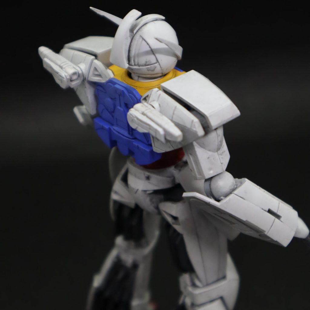 後ろの肩が折れて実は可動しません。