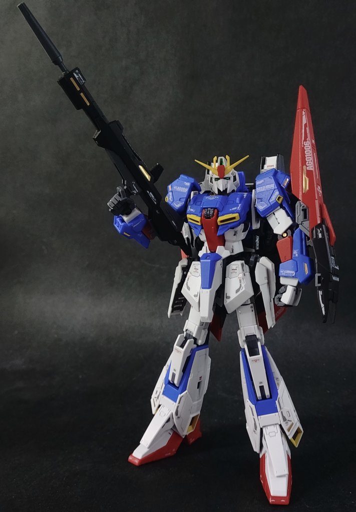 私は比較的RGを組み慣れているので、形にする事自体は容易でした。アドヴァンスドMSジョイントの柔軟体操も欠かさず行い、きつすぎてねじ切れそうな部分はグリスとシリコーンスプレーを駆使してスムーズに動くように調整しています。