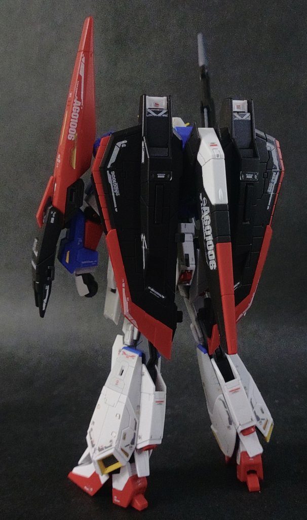 破損報告が特に多いのはZ系の泣き所である股関節や肩関節なのですが、Z系はフライングアーマーのジョイントも地味に危ないのです。あれだけの重量物をあのほっそいアームであちこちグルグル回すので、歴代Zでもよく壊れる部位でした。その重量物が2つもあるもんだから、関節が大丈夫でも普通に後ろへパターンと…